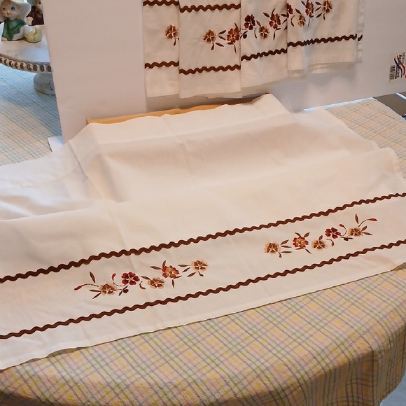 2 Panels White Floral Embroidered Vintage Tier Curtains - Picture 3 of 5